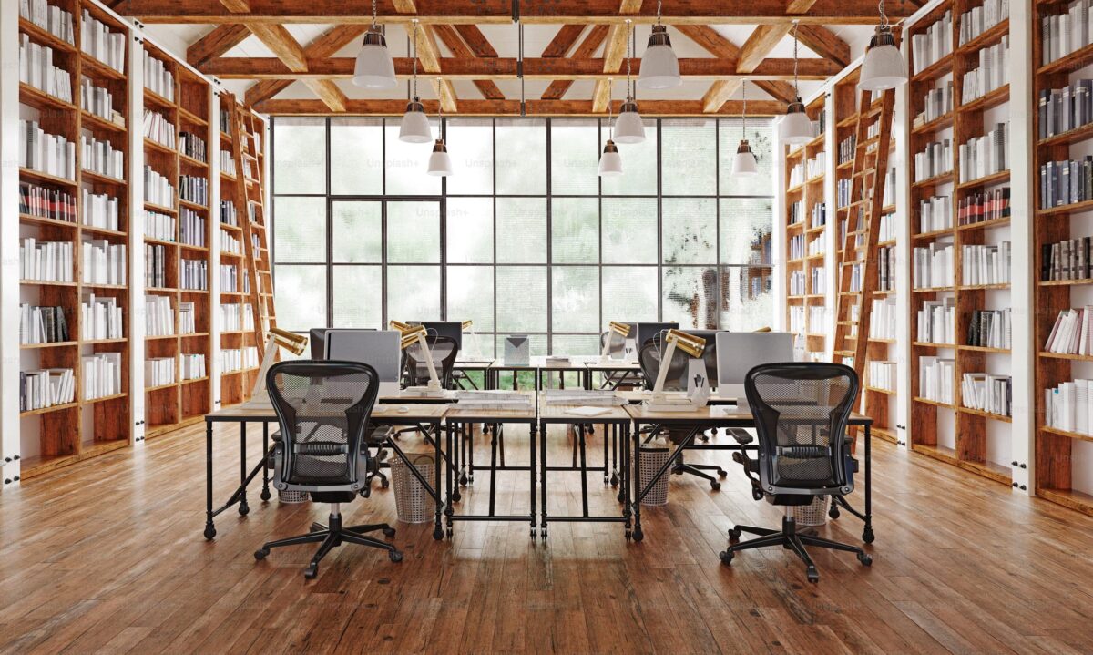 Oficina moderna con estanterías llenas de libros y un diseño acogedor, ideal para entornos de trabajo creativos y productivos